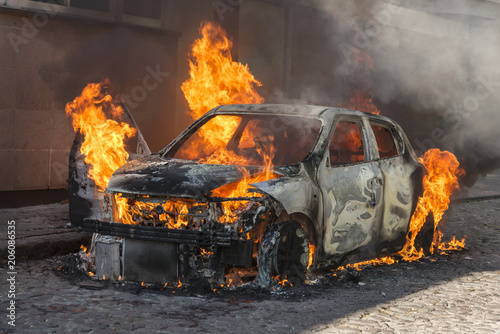 Obraz na płótnie Fire engulfing a car