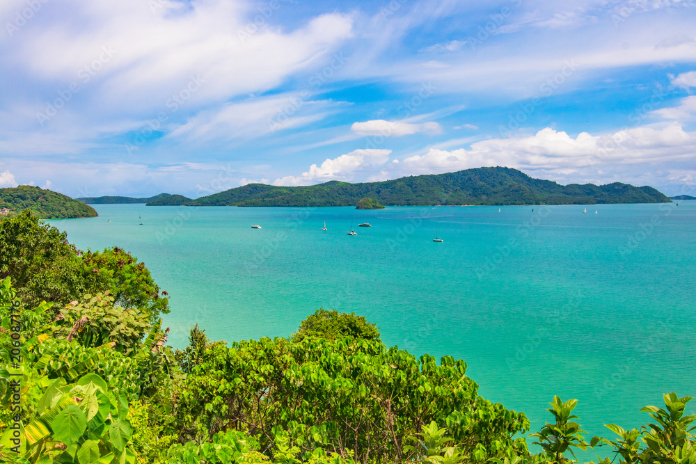 Fototapeta premium panorama ocean view and blue sky and clound background
