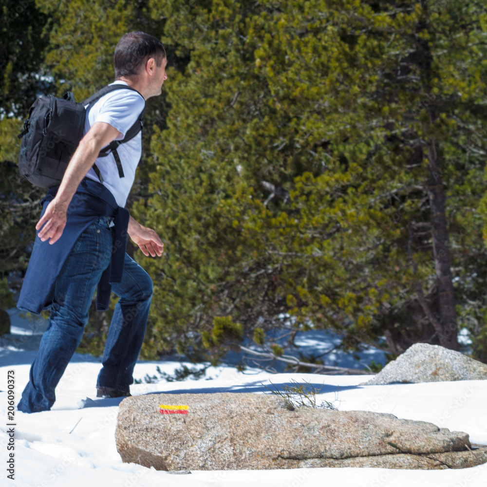 homme marchant dans la neige homme marchant dans la neige