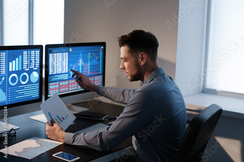 Foto Male broker working in office. Finance trading concept