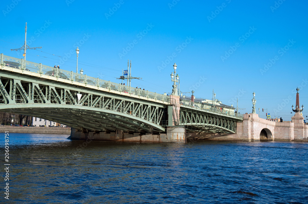 Obraz premium Troitsky drawbridge bridge across the Neva River in St. Petersburg.