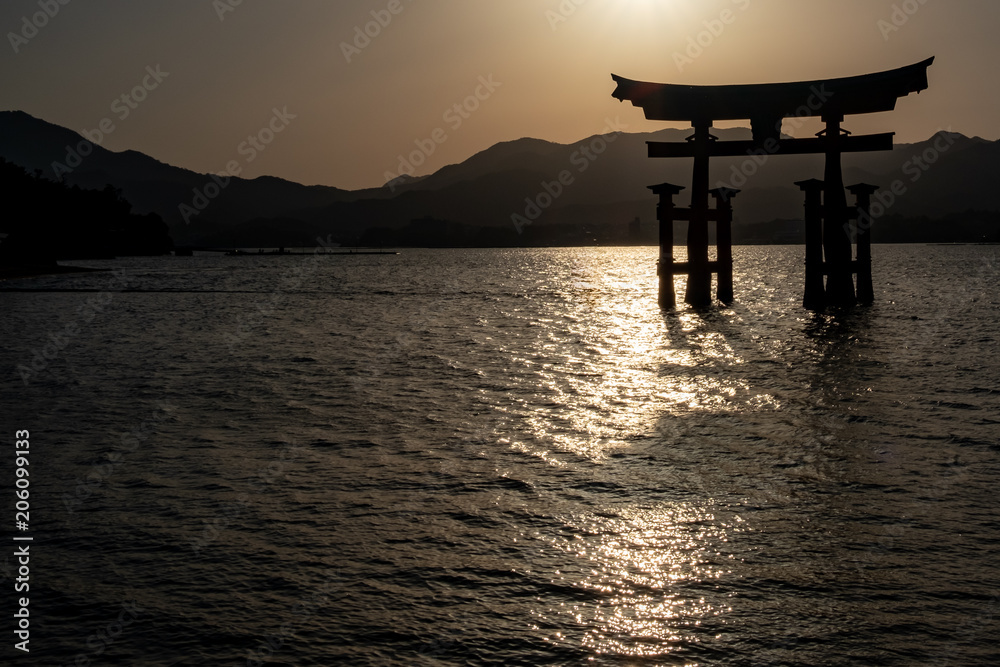 Torii au coucher de soleil à Miyajima