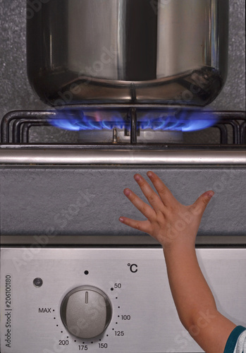 El peligro de una estufa de cocina para un niño.