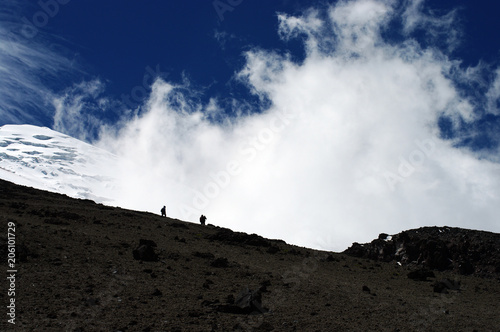 Silhouettes grimpant le volcan