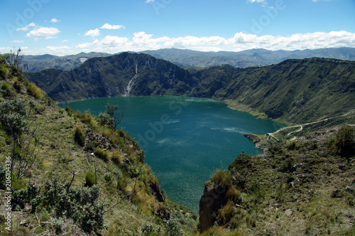 Lac volcanique aux eaux turquoise