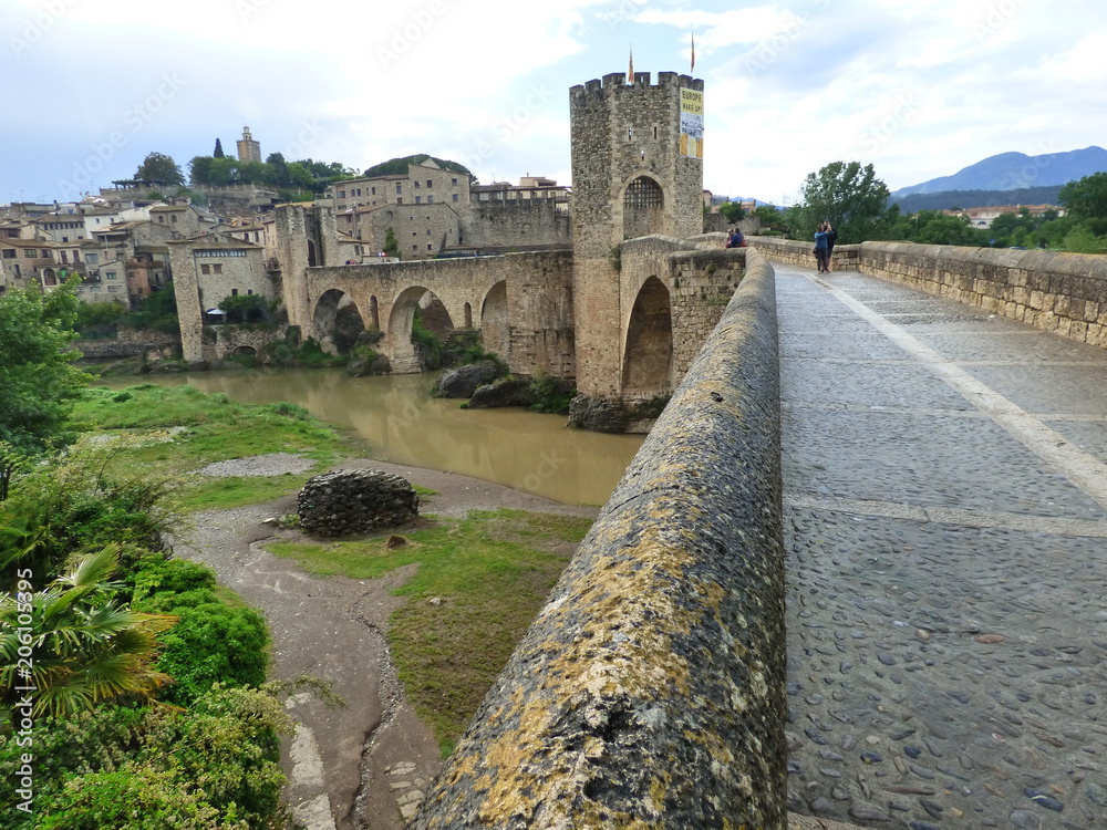 Obraz premium Puente de Besalu, pueblo medieval de la Garrotxa, en la provincia de Gerona (Cataluña, España)