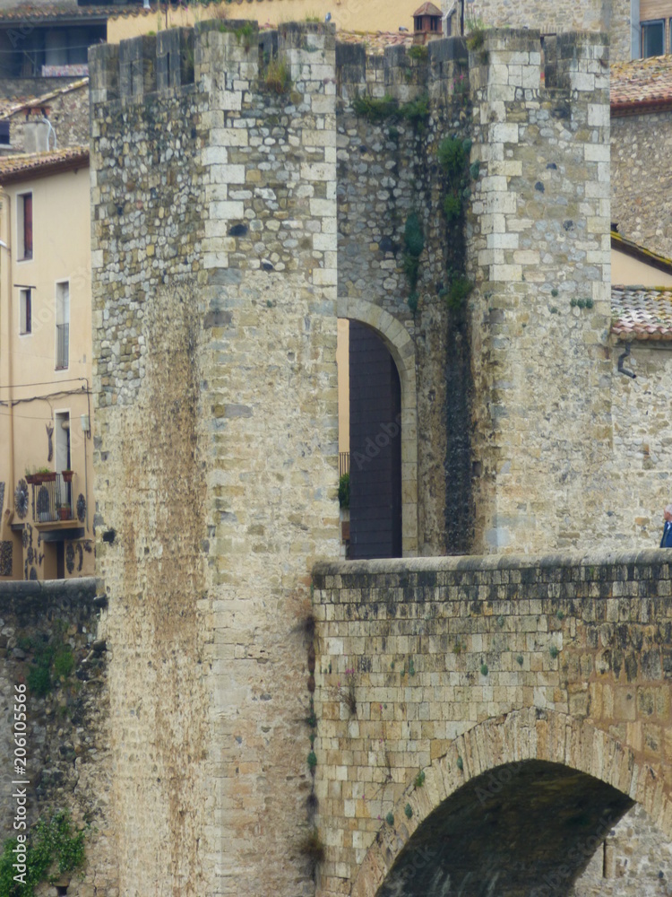 Puente de Besalu, pueblo medieval de la Garrotxa, en la provincia de Gerona (Cataluña, España)