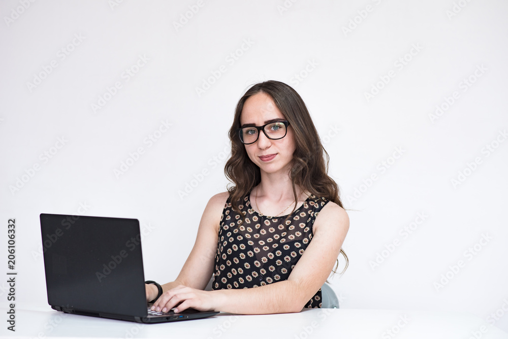 Naklejka premium Portrait of beautiful brunette manager girl on white background with laptop