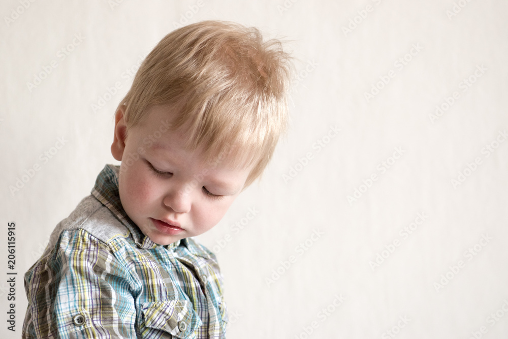 Fototapeta premium Caucasian blonde boy inhales couples containing medication to stop coughing. Medical procedures. Inhaler. Respiratory medicine. Bronchitis, asthmatic health equipment. Concept of home treatment.