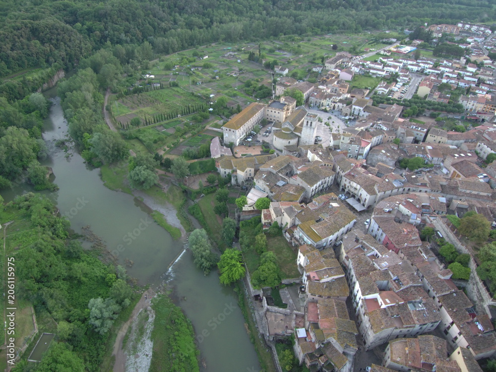 Drone en Besalu, pueblo medieval de la Garrotxa, en la provincia de Gerona, Comunidad Autónoma de Cataluña, España. Fotografia aerea con Dron