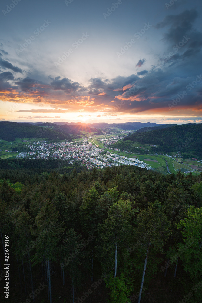 dramatischer Sonnenuntergang im Schwarzwald mit Blick auf Haslach im Kinzigtal