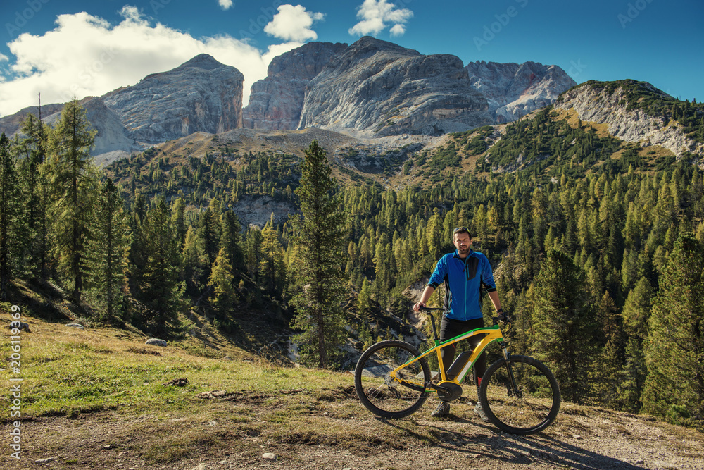 man with bike in italien dolomites, platzwiese, travel and adventure photography