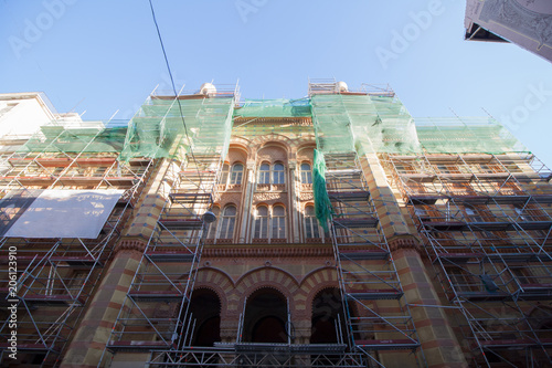 Baustelle - Fassadenarbeiten an einem alten Gebäude in der Innenstadt vno Budapest, Ungarn photo