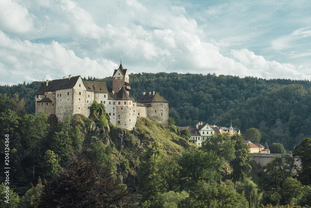 Widok na średniowieczny zamek Loket w Czechach
