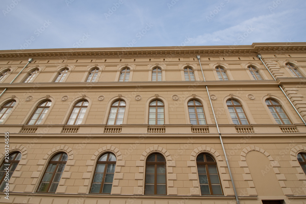 Renovierte Fassade von einem historischen Altbau in Szeged, im Süden von Ungarn, Europa Renovierte Fassade von einem historischen Altbau in Szeged, im Süden von Ungarn, Europa
