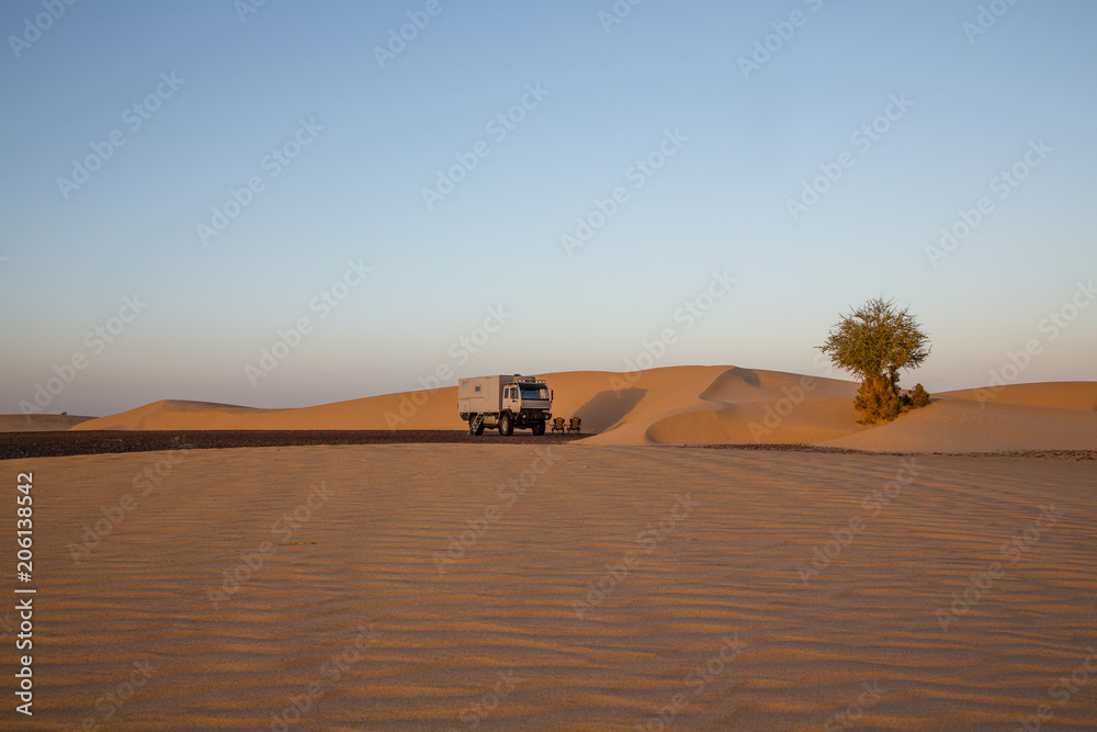 Fototapeta premium Dune camp with 4x4 expedition verhicle at a beautful sand dune in the Sahara