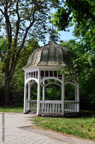 white pavilion for wedding photos in the Clara-Zetkin-Park in Leipzig