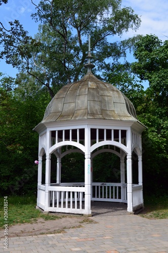 white pavilion for wedding photos in the Clara-Zetkin-Park in Leipzig