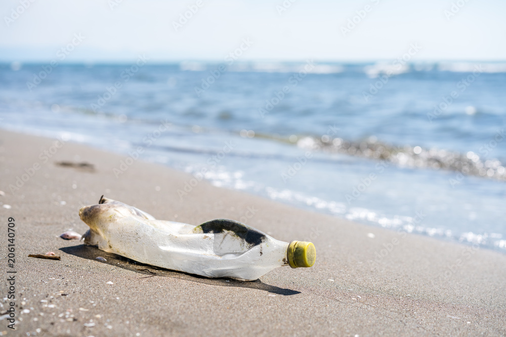 Obraz premium Rubbish on a sea beach