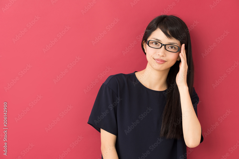 女性ポートレート 赤バック 女性ポートレート 赤バック