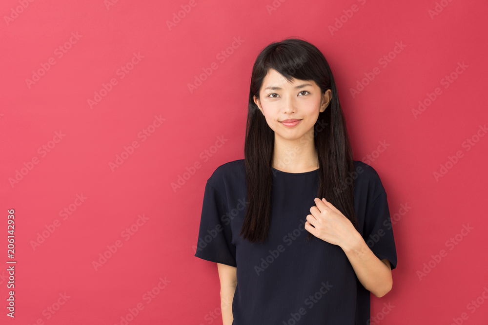 女性ポートレート 赤バック 女性ポートレート 赤バック