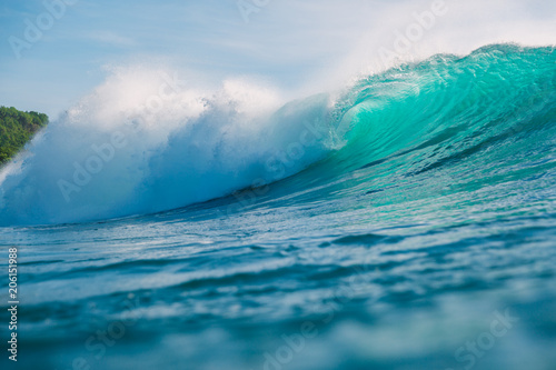 Fototapeta Naklejka Na Ścianę i Meble -  Big blue wave for surfing in ocean. Breaking turquoise wave in Bali, Uluwatu