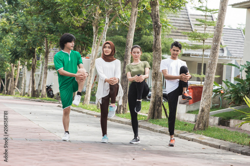 happy young asian people exercise and warm up © Odua Images