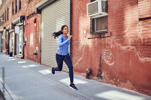 Canvas Print Pretty Black Woman Runs in New York City