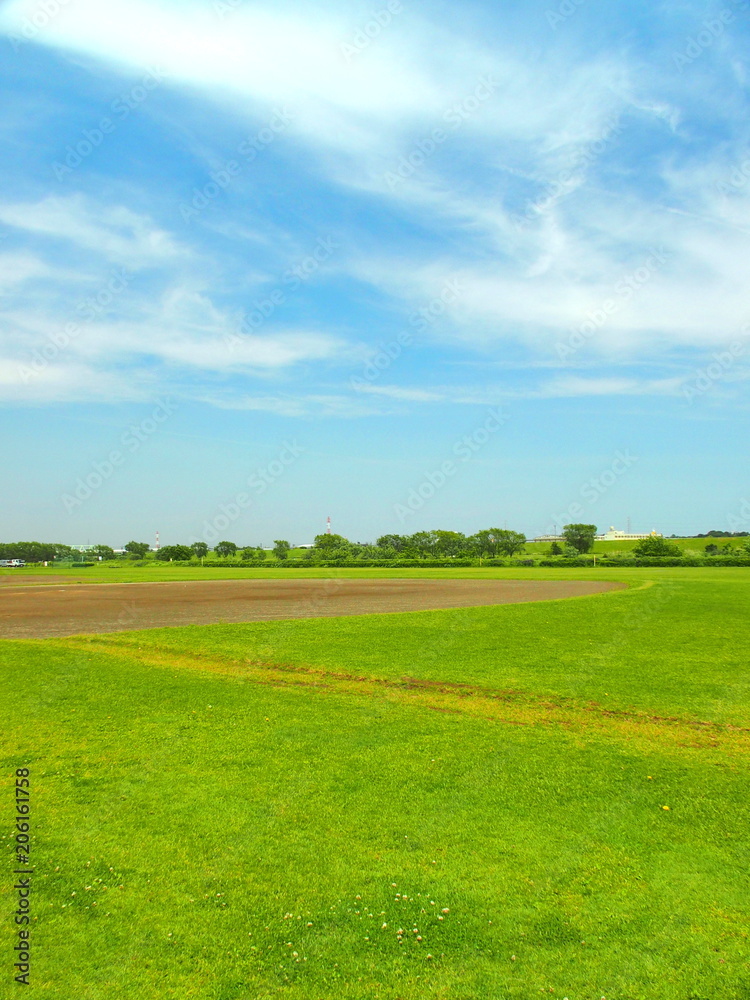 Obraz premium 河川敷と青空