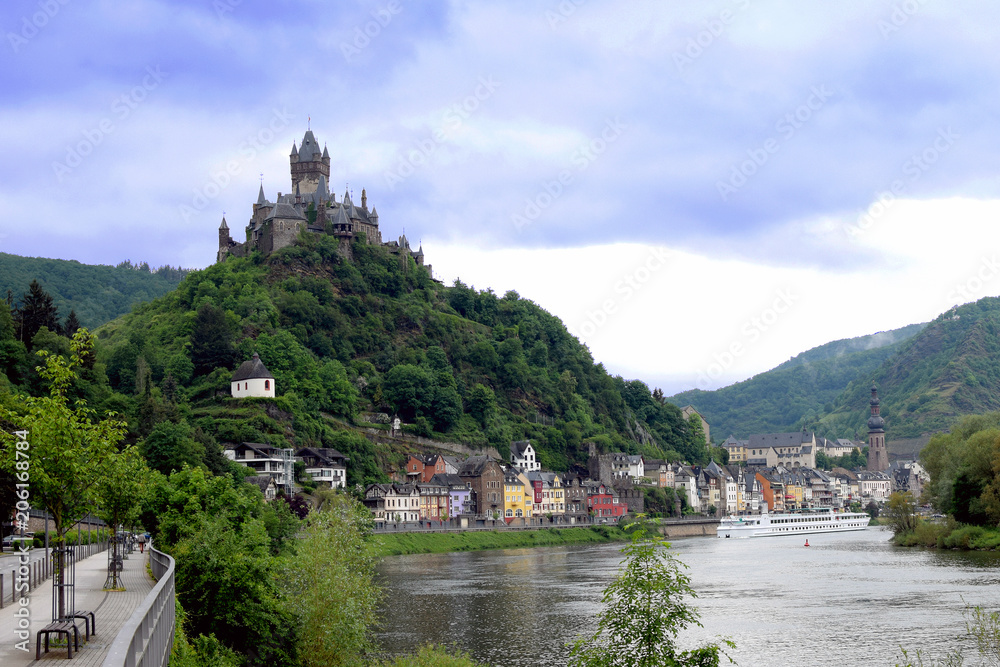 Fototapeta premium City of Cochem with Reichsburg Castle and Moselle river.