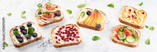 Healthy summer toasts for breakfast