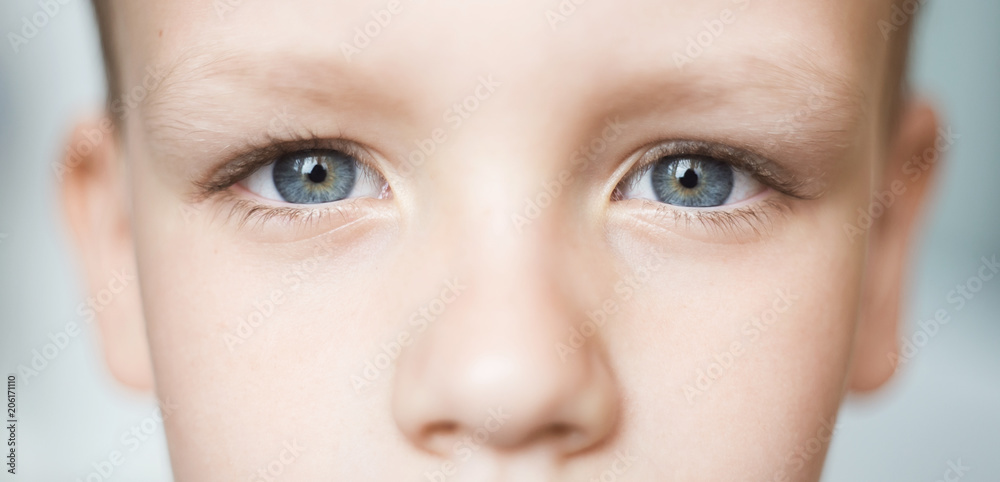 Fototapeta premium Zbliżenie piękny chłopiec oko. Makro strzał piękne szare oczy.