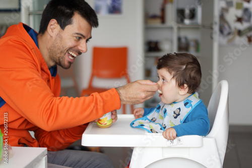 Obraz na płótnie Bambino che mangia con il papà