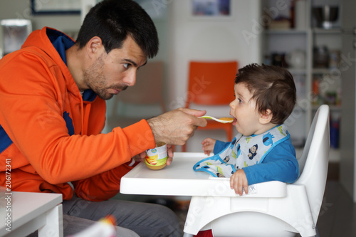 Bambino che mangia con il papà