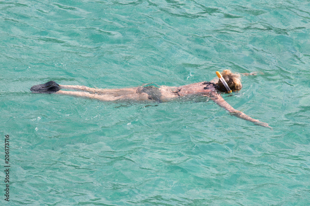 Frau schnorchelt im karibischen Meer