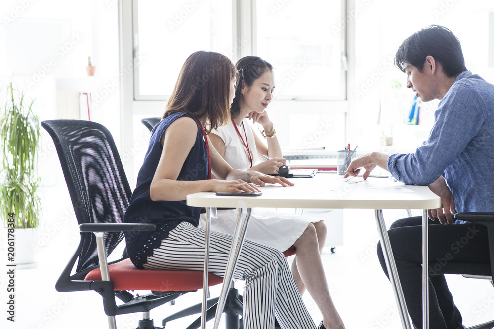Fototapeta premium 明るくてスタイリッシュな会議室