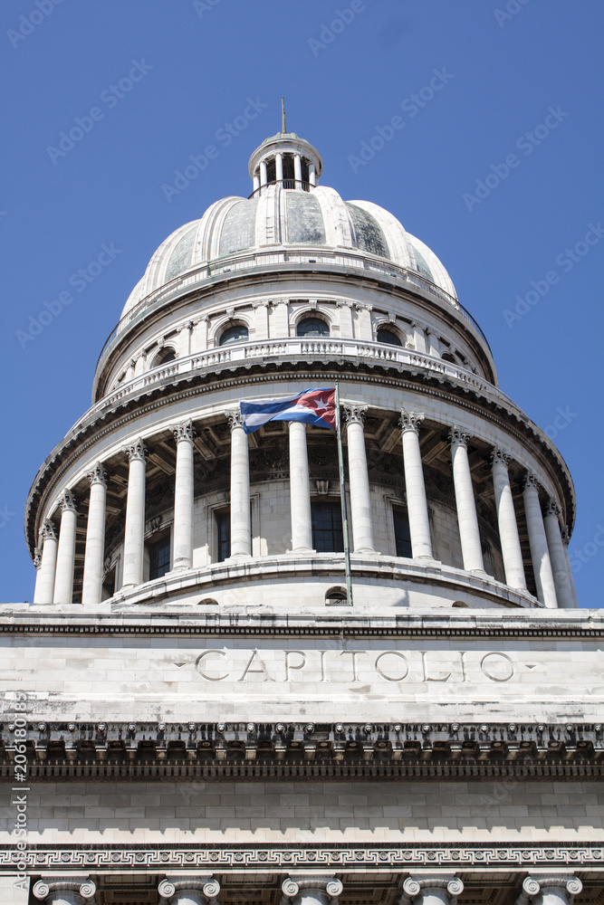 Cuban flag on El Capitolio