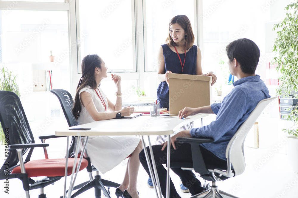 ダンボール箱を開けている女性社員 ダンボール箱を開けている女性社員