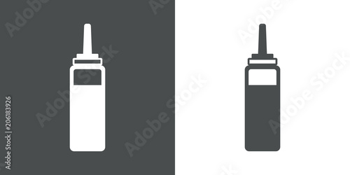 Icono plano botella de plastico de ketchup en gris y blanco