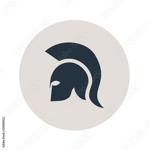 Icono plano casco espartano en circulo gris photo
