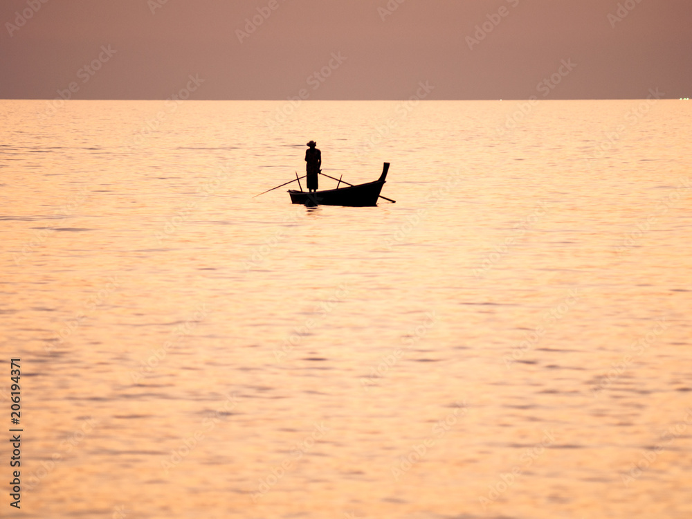 Ruderboot mit Fischer in goldener See - Thailand