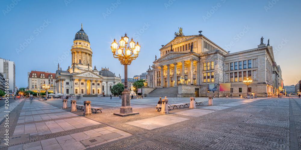 Obraz premium Wieczorem berliński Gendarmenmarkt z Konzerthaus i niemiecką katedrą