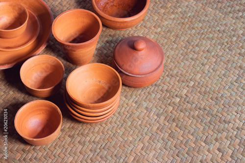 many pottery bowl of various styles put on the mat in the store.
