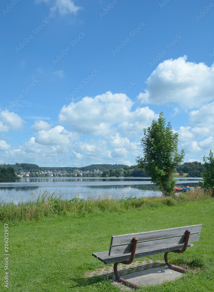 Obraz premium in Stahlhofen am Wiesensee mit Blick auf den Ort Puttum,Westerwald,Rheinland-Pfalz,Deutschland
