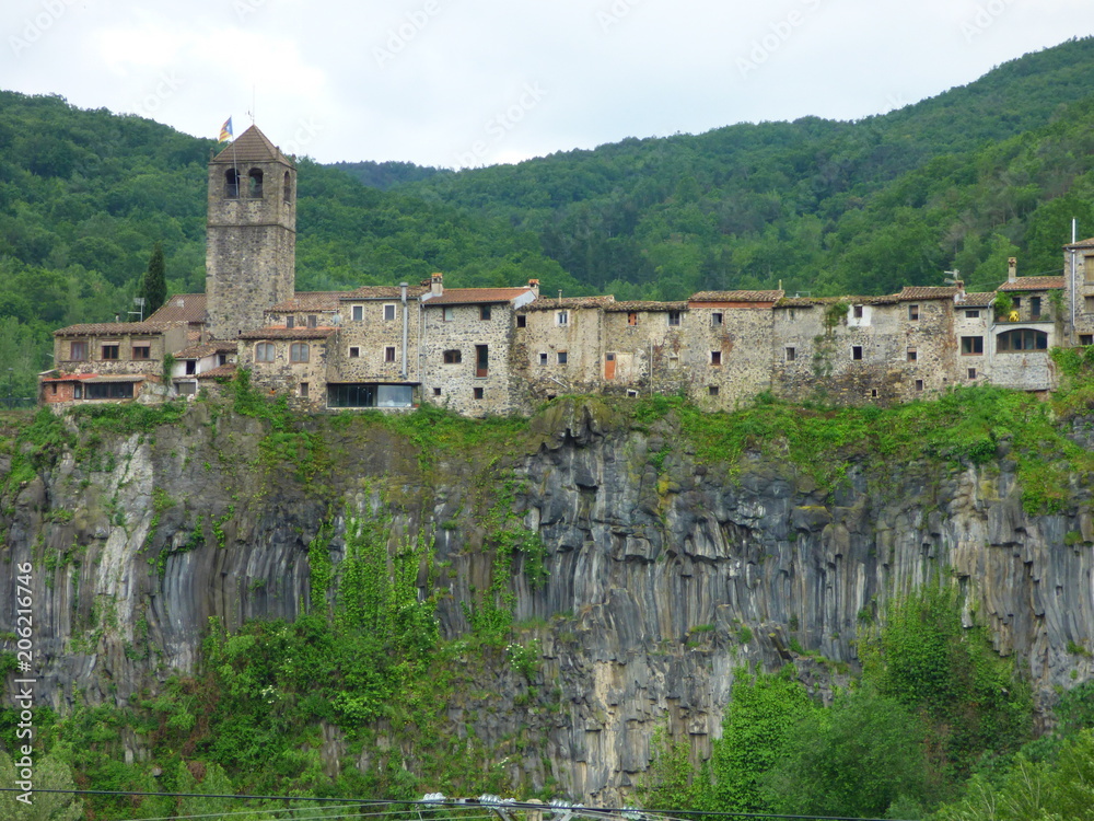 Castellfollit de la Roca​​, pueblo español de la comarca de La Garrotxa, en la provincia de Girona, dentro de la comunidad autónoma de Cataluña en España