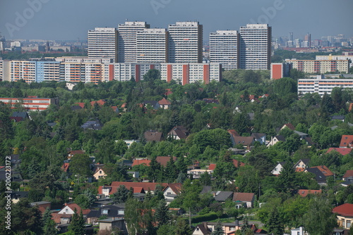 Blick vom Kienberg auf Eigentums- und Mietwohnungen in Berlin