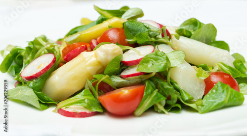 frischer Feldsalat mit weißem Spargel, Kirschtomaten und Radieschen
