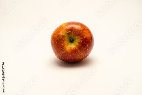Wellant Apfel von der Seite aufgenommen, isoliert vor weißem Hintergrund.