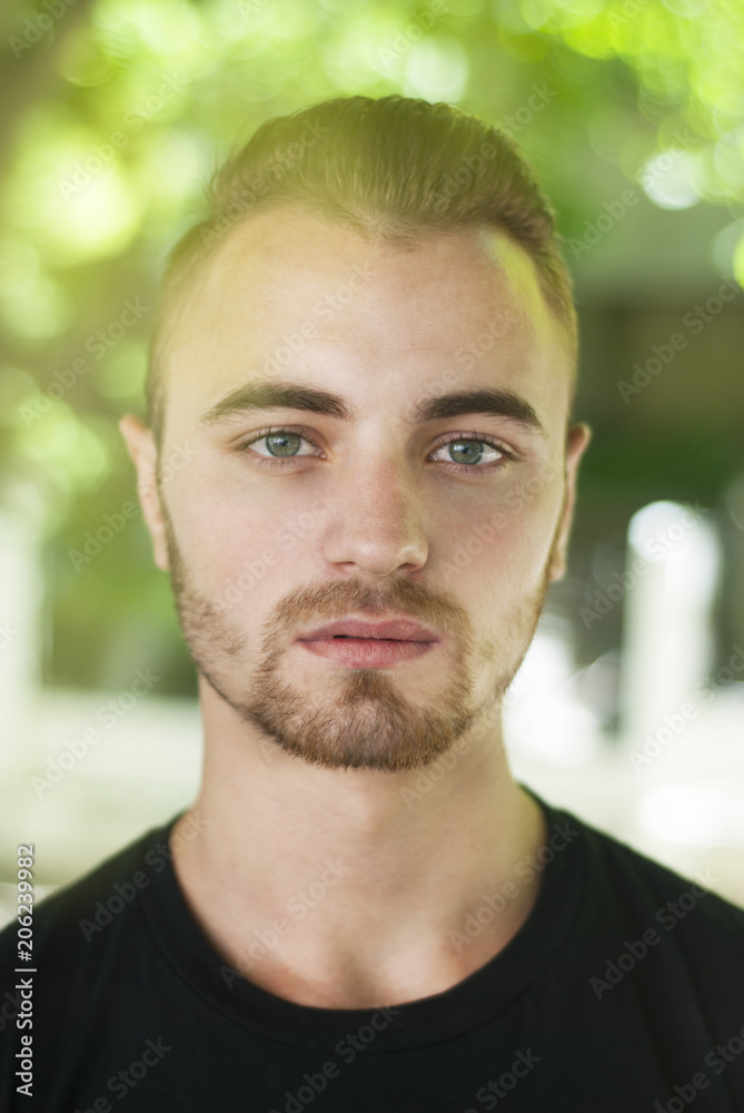 Young Man Portret Smiling Outdoors Portrait Looking at Camera Blurred Park Background Copy Space Happy Lifestile Young Man Portret Smiling Outdoors Portrait Looking at Camera Blurred Park Background Copy Space Happy Lifestile