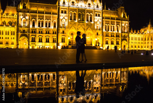 Canvas Print Couple in love is kissing and hugging near the night Budapest Parliament in yellow lights